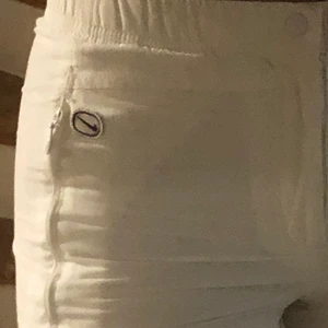 Vita retro Nike byxor  - Ett par vita Nike byxor som är köpta på secondhand,säljer då dem har blivit försmå för mig, dom ger en 90s vibe då dem är raka i benen 💗