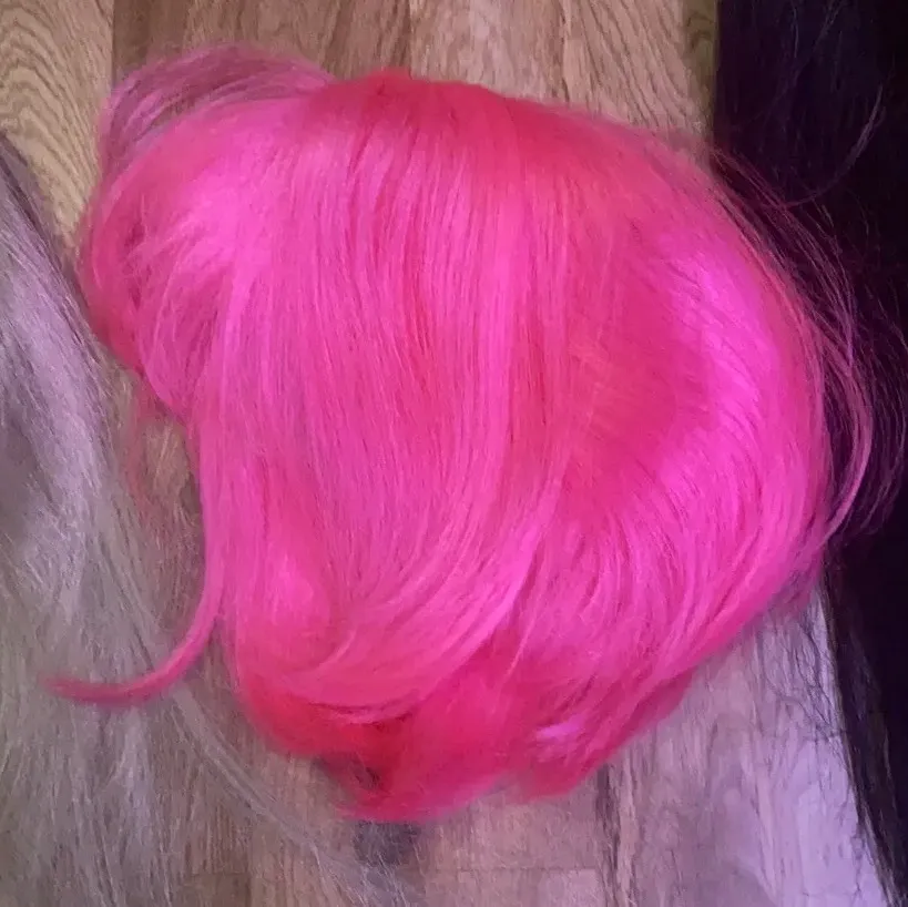 En rosa peruk köpt från Buttericks . Övrigt.