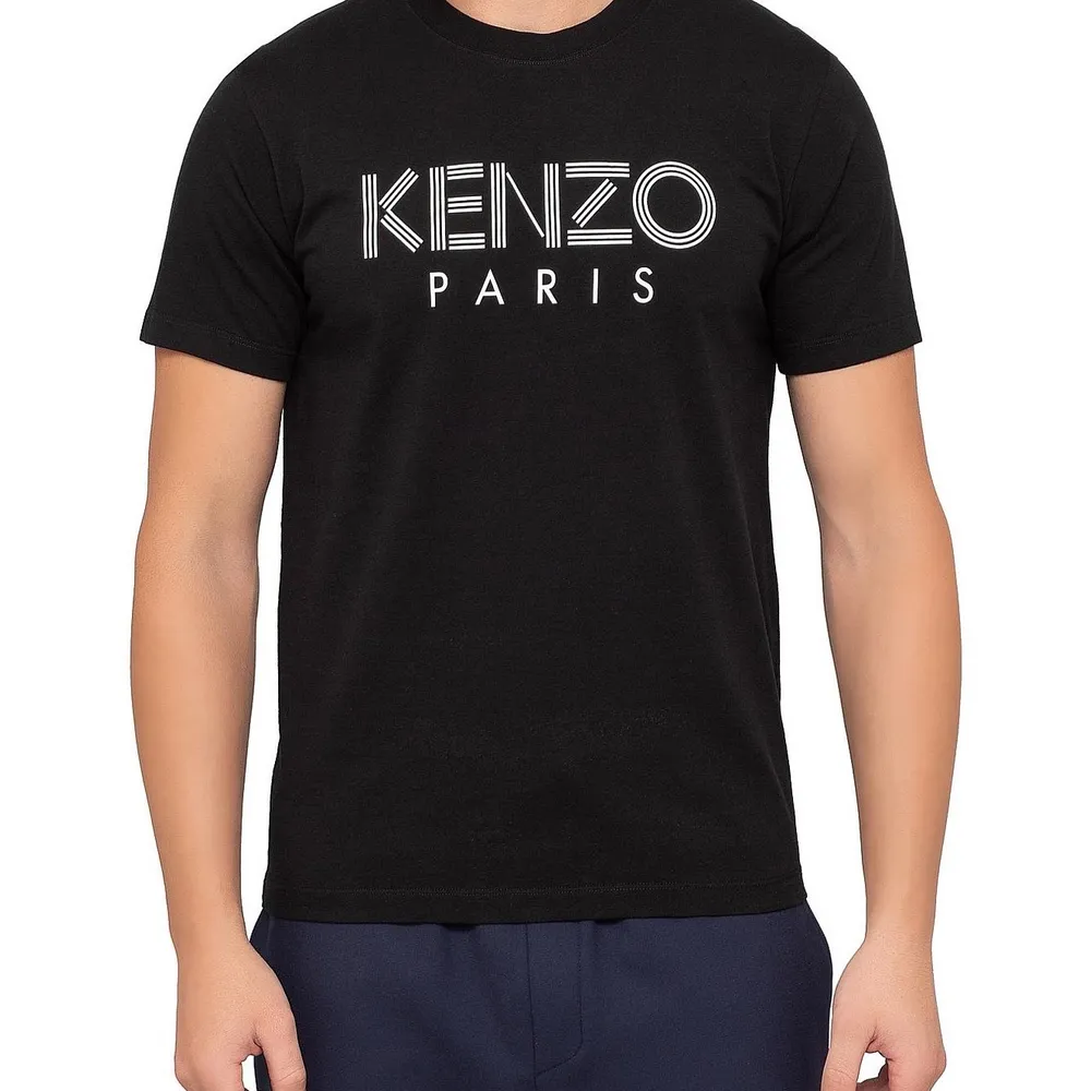 Säljer nu min kenzo t shirt som är helt ny och använd på grund av att den inte passade mig när jag fick hem den. Bilder finns på den riktiga tröjan för den som är intresserad. Modellen passar både dam och herr. . T-shirts.
