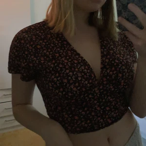 Supersöt topp - En jättegullig topp med röda blommor på💓 Köpt på Nelly i somras och har används ett fåtal gånger. Säljer pga att det inte är min stil längre:)