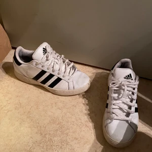 Skor - Vita adidas skor