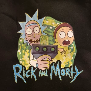 Rick and morty hoodie - Skit snygg och skön Rick and Morty hoodie! Skick är helt ny så aldrig använd förutom på bilderna! Passar bra på mig som är en M men om man föredrar oversized funkar det bäst på en S och mindre. Skriv för fler bilder!☺️
