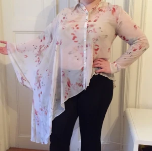  - Sidenblus från BACK. Sparsamt använd med endast några lösa trådar. Köparen betalar eventuell frakt. Jag har Swish. 