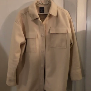 Beige jacka - Beige höst/vår jacka strl S, passar även M, använd några gånger men är i mycket bra skick, kan fraktas, frakt ingår ej i priset