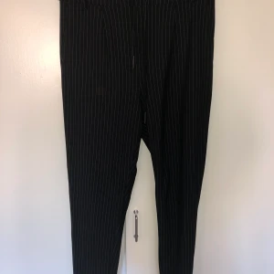 Kostymbyxor L - Superskönt kostymbyxor i stretchigt bomullsmaterial. Med fickor. Svarta med ränder. 