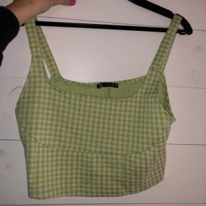 Zara linne - Säljer detta populära linne från zara! Aldrig använt då det inte riktigt passar mig. Storlek L, passar även en M. Frakt tillkommer med 44kr💖