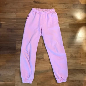 Mjukisbyxor från Brandy melville - Superfina mjukbyxor från Brandy Melville! Aldrig använda så i är i nyskick. Kan mötas i Stockholm eller så står köparen för frakten. Pris kan diskuteras!