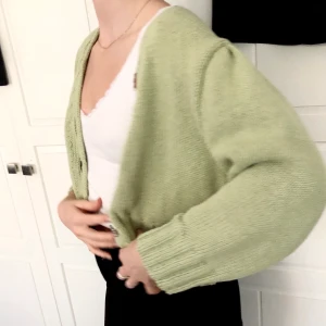 Ljusgrön kofta med glitterdetaljer! - Det blir budgivning på denna fina kofta, börjar på 100! Buda i kommentarerna 🥰  LEDANDE BUD: 180          Budgivningen avslutas torsdag 13.00💕