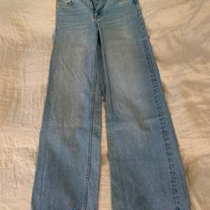 Ljusblå vida jeans från br denim. Använda 3 gånger, nypris 600kr. Broderade smiliesar på nedre byxben. Långa. +frakt