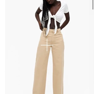 Monki mom jeans, model yoko - Det är ett skit snygggtt plag som går till alla slags stilar och passar med alla färger ! plagget har använts i 3 månder men tyvärr har jag växt ut de! #söder #trendig #snygg #allt #wow