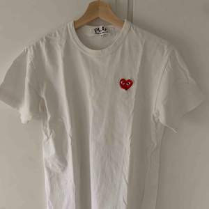 Jättefin vit t-shirt från PLAY Commes des Garçons i storlek Medium!! Köpt från Dover street market i London. 