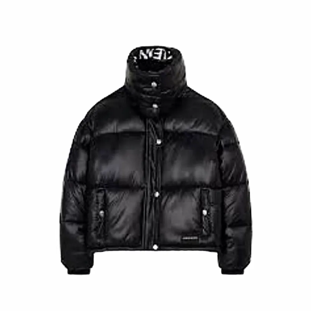 Säljer min glansiga Calvin Klein puffer, modell ”Black Short Padded Jacket” med Calvin Klein text på kragen. Köpt förra vintern för 1700 kr och den är knappt använd så jackan är i nyskick! Barn-storlek 16 men passar mig som har XS-M i jackor. Frakt ingår, budgivning om många visar intresse 💜. Jackor.