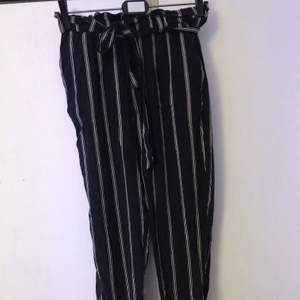 Snygga randiga byxor med knytdetalj från HM , säljer för att de är för korta för mig som är 177. Frakt tillkommer