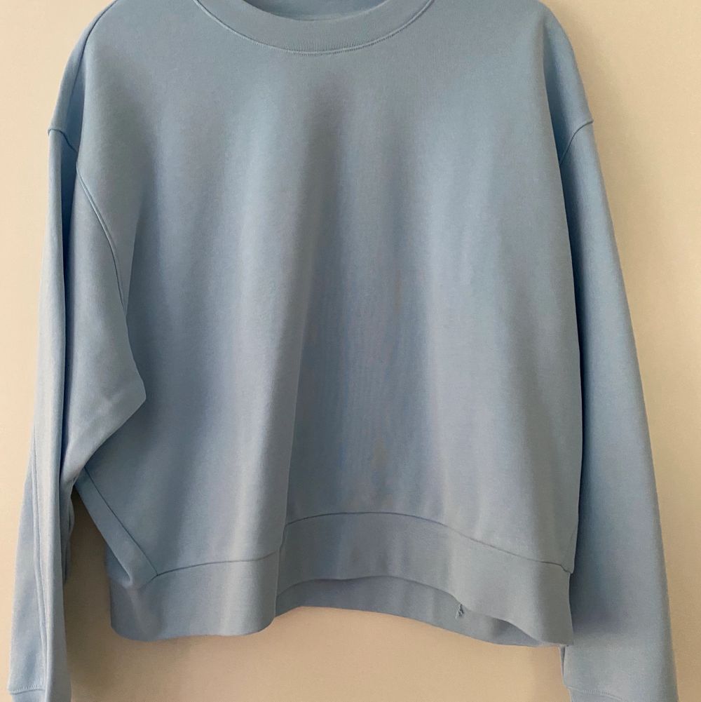 Weekday oversize sweatshirt som bara använts en gång! Frakt tillkommer på 66kr:)💛 . Huvtröjor & Träningströjor.