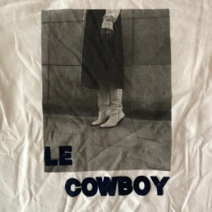 Topp - En fin topp från H&M. Säljer pga för liten. Storlek 36 men är mindre i storleken!