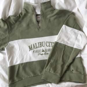 En superfin grön/vit half zip sweatshirt från Pull&bear💚🌟 använd fåtal gånger, säljer för 185kr + frakt 🥰