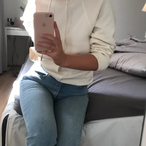 Ljusa kickflare jeans!!💞💞 - Ett par ljusa kickflare jeans i strl 38! Köpta på zara för något år sedan men glömde att jag har ett par liknande redan hemma💞 super snygga!