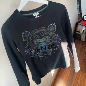 Kenzo sweatshirt storlek S - Säljer min Äkta Kenzo tröja som jag köpte för ungefär ett år sen för 2200kr, säljer nu för 600. Passformen känns som Xs då den är lite kort i armarna men annars är den i god skick och inte använd så många gånger. Hör av dig vid intresse eller frågor.