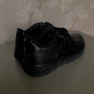 Ett par svarta fräscha Nike skor i läder. Som ni ser på sissta bilden har ena skon lite slitage. Säljer pågrund av att dom inte kommer till användning. 500kr o frakten ingår. Nypris 1100kr 