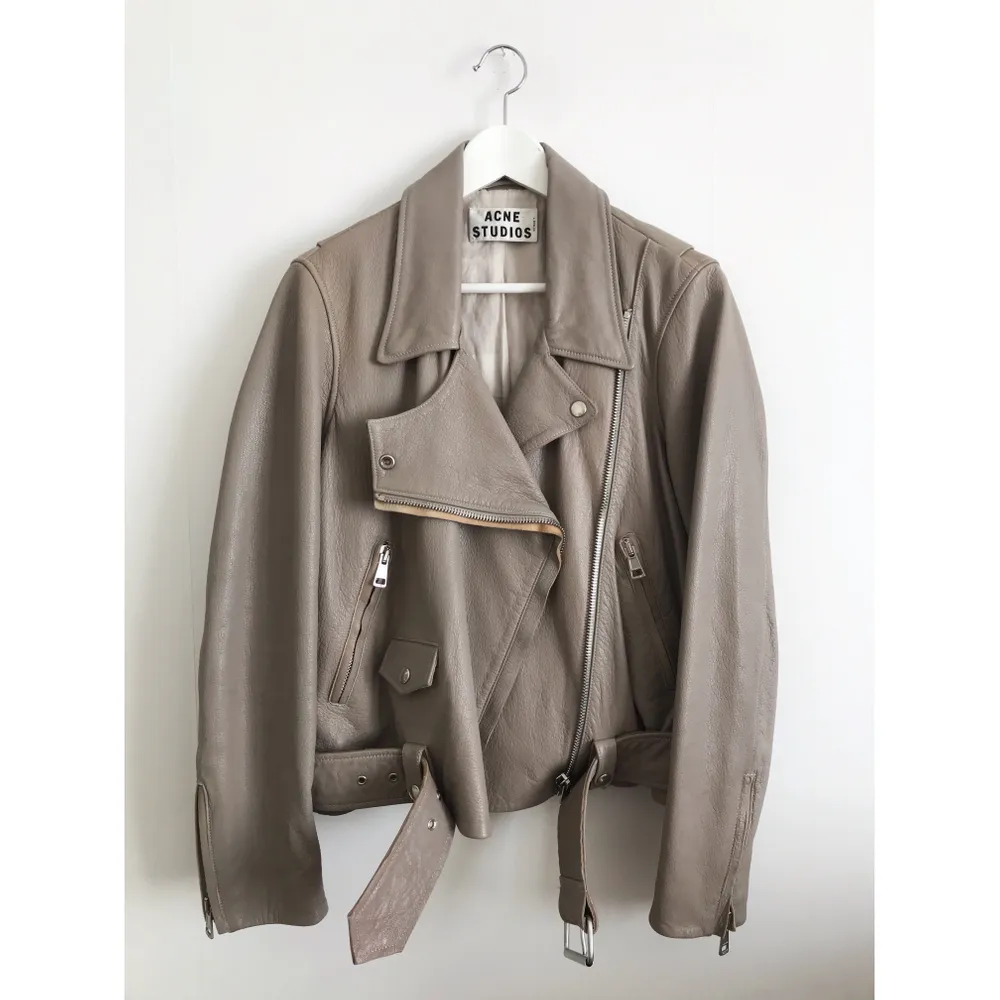 Acne Merci leather biker in grey-beige, size 40. I have worn it very few times, so it shows minor signs of wear and is in great condition.. Jackor.