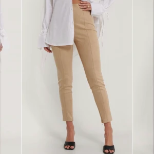 Ljusbeiga mockabyxor - Ljusbeiga mocka byxor i stl 36/38