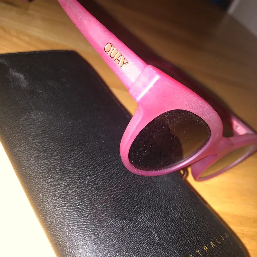 Super snygga rosa solglasögon från Kylie jenners kollektion med quay australia. I jättebra skick då jag aldrig använt dom. Nypris 600kr 🦋. Accessoarer.