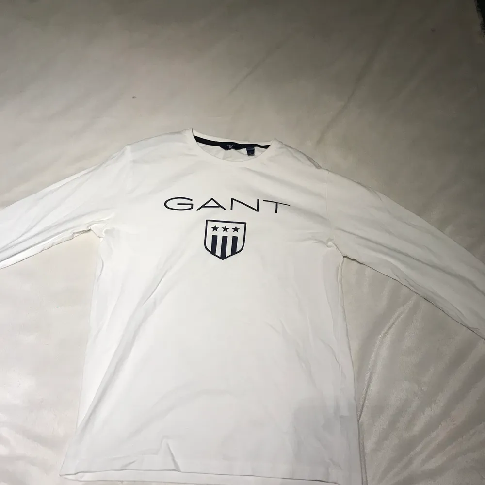 En vit långärmad tröja från Gant. Snygg passform och i bra skick!. Tröjor & Koftor.