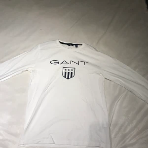 Vit långärmad tröja från gant i stl 158-164cm (13-14år) - En vit långärmad tröja från Gant. Snygg passform och i bra skick!