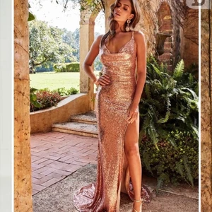 ANDRIANA - ROSE GOLD, storlek: 36  - Fin klänning från Alamourthelabel som endast är använd under ett tillfälle i färgen rosé guld. Storleken är 36 men jag skulle säga att den även passar en 38:a. Nypris: 3330