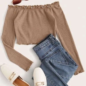 Topp  - Säljer denna toppen från shein då den var för kort för min sman. Storlek M men skulle säga att den snarare passar en XXS-XS. Ser ut precis som på bilden och bekvämt material, tyvärr sitter den alldeles för tight på mig över brösten och armarna så kan tyvärr inte använda den. Fraktkostnad tillkommer💕