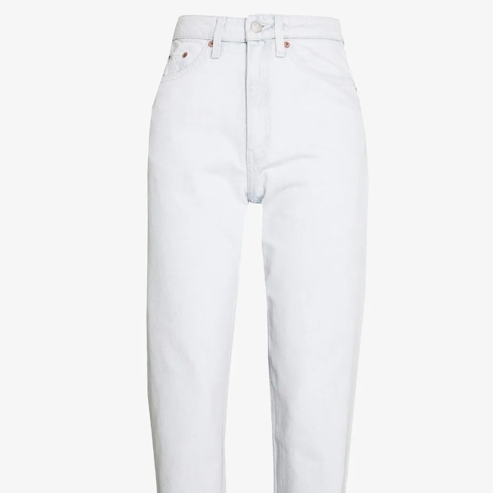 Snygga jeans från weekday. Extra high waist. Mom fit. Strl 25/28 passar mig som har 36 skulle även säga att dom passar 34 och 38.Jeansen är mer ljusblåa i verkligheten. Köpare står för frakt💗. Jeans & Byxor.