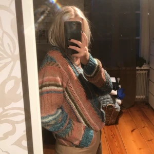 Stickad tröja - Flerfärgad stickad tröja, köpt på secondhand men är i väldigt fint skick, frakt tillkommer:)