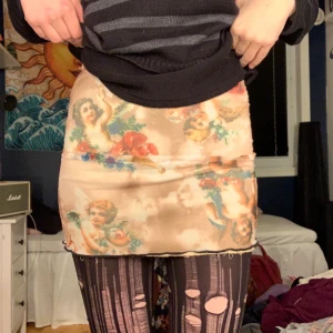 Kjol - Kjol med änglar. Supercool!☠️ köpt på internet men kommer inte ihåg hemsidan. Storlek xs! 120kr plus frakt🥰💋