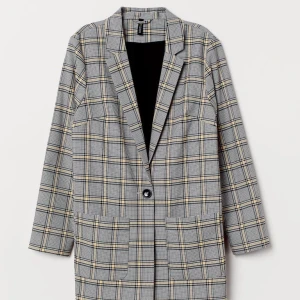 Kavajjacka från HM - Rutig ”kavajkappa” med gula detaljer. Storlek L. Använt 2-3 gånger så skicket är fint!