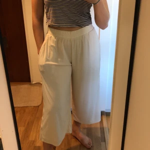 Adidas strl M - Super sköna ”flaxiga” Adidasbyxor! Passar perfekt till sommaren men också till vintern då de har dubbelt tyg vilket gör att de inte blir för kalla eller genomskinliga. Har även fickor! Super stretchiga i midjan.