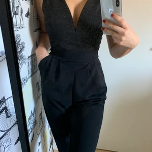 Super snygg byxdress - Sjukt snygg byxdress, sitter perfekt. Kommer tyvär inte till användning så tänkte den skulle få komma till en ny ägare. Aldrig använd prislapp finns kvar, orginalpris 650 kr, buda gärna 