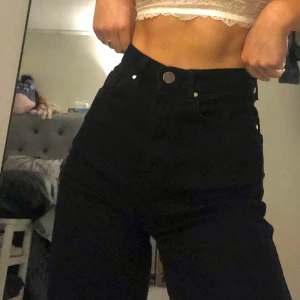Vida jeans - MADLADY - Säljer mina MADLADY jeans! Snygga, stretchiga och bekväma jeans med raka/vida ben och har fått jättebra recensioner på hemsidan, passar även till i princip vad som helst. Har använt ett par gånger men är fortfarande i nyskick, säljer pga att de är för stora på mig. Jag är 160cm och byxorna är lite för långa på mig. Nypris: 549kr, köpare står för frakt! Skriv gärna om ni har frågor💕