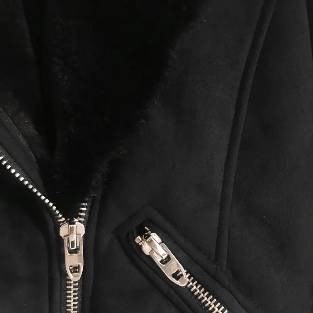 En mysig jacka från Zara med fuskpäls inuti, kort modell. Strl: M men passar S.  Material: 100% Polyester Jackan är använd fåtal gånger och är i fint skick. Nypris: 799kr.. Jackor.