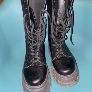 Boots från ASOS 41 - Snygga chunky höga  boots köpta på ASOS. Storlek 41. Använda ett fåtal gånger, i bra skick. Skinnimitation! Finns i Spånga 
