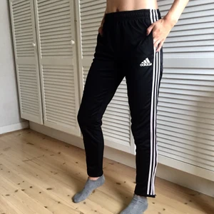 Adidasbyxor  - Klassiska adidasbyxor med snöre i midjan och dragkedja på sidan av vaderna. Passar någon i storlek S (Perfekt längd för mig som är 175 cm lång) Skriv till mig om du är intresserad eller om du har några frågor👖Fraktkostnad tillkommer! 