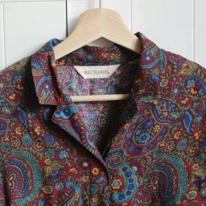 Vintage-skjorta i Paisley-mönster - Mjukt material, lite cropped och i det finaste mönstret ❣ köpt på beyond retro. 