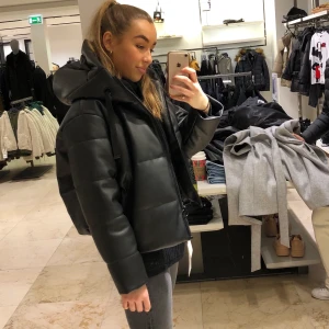 ”Pufferjacket” i läder! - Skitsnygg pufferjacket i fakeläder från Zara. Jackan är i bra skick och är som ny!  Modellen på jackan har en väldigt bra passform och även luvan är väldigt snygg! Budgivning i kommentarerna (buda med minst 10kr) avslutas idag, söndag den 25 kl 20:00! Möts på Södermalm eller så står köparen för frakt.