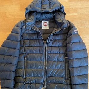Colmar jacka - Säljer denna jätte fina colmar jacka. Säljer pga av att jag ej använt den på senaste. Den har ett litet hål på ena armen men de syns knapp. Den är ganska använd men är ändå i ett bra skick förutom hålet då. Denna modell passar både killar och tjejer. 