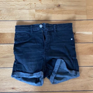 Storlek:34 från Gina tricot  - Ett par svarta short i bra skick, säljer pga för små. Pris 30kr+frakt. 