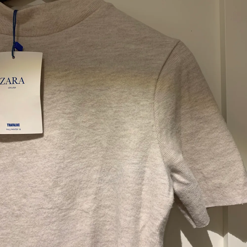 Oanvänd tröja från zara i storlek M. Säljer för 100kr.. T-shirts.