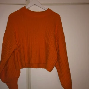 Stickad tröja  - Från Gina tricot, så sjukt fin och mysig. Storlek xs nypris runt 300kr  