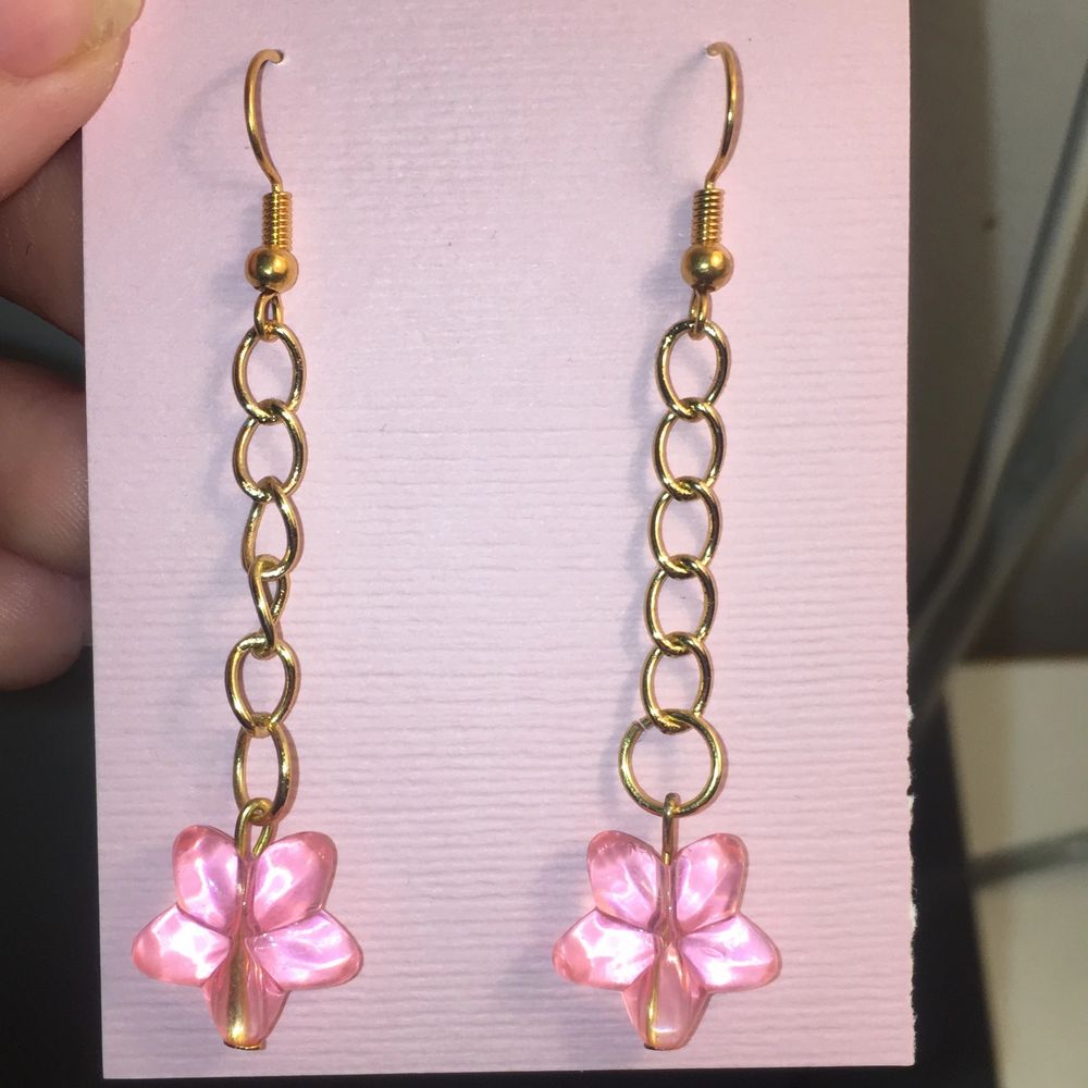 handgjorda blommörhängen på en ganska lång guldig kedja, örhängena är nickelfria och oanvända men rengörs innan de skickas. 50kr + 11kr frakt eller 2 par örhängen för 100kr inklusive frakt om du är intresserad av att köpa eller bara har några frågor är det bara att höra av dig!!💗. Accessoarer.