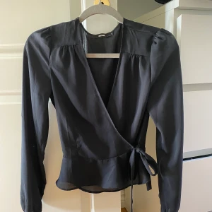 Knytblus från bikbok - Söt knytblus från bikbok, nästintill oanvänd