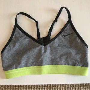 Sport bh - Nike sport bh, säljer pga av för liten för mig. Använt den bara fåtal gånger så fortfarande i gott skick. 
