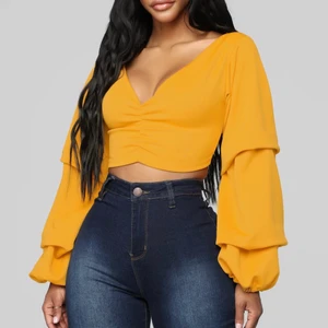 Fashionnova crop top - Säljer nu även denna jätte fina crop top i storlek S.  köpt ifrån fashionnova för 27,99 dollar som motsvarar typ  250 svenska kronor. Mitt pris 150.💗 ❌fraktavgift tillkommer ❌